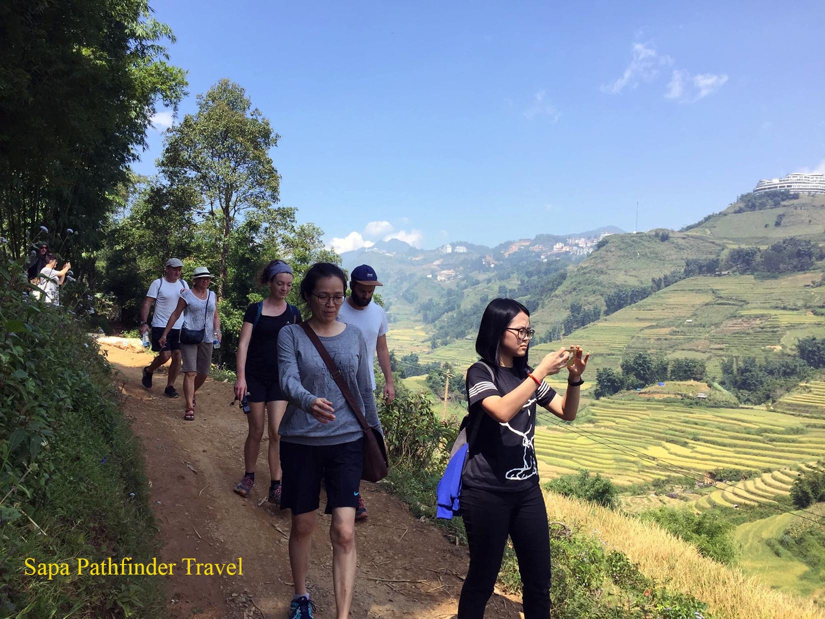 Một trải nghiệm đi bộ qua các làng bản, cảnh đẹp khi  bạn đặt tour này với Sapa Pathfinder Travel