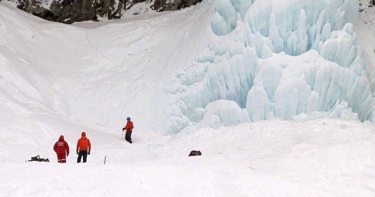  Thác đóng băng bất ngờ đổ ập, khách du lịch thiệt mạng khi đang ngắm cảnh