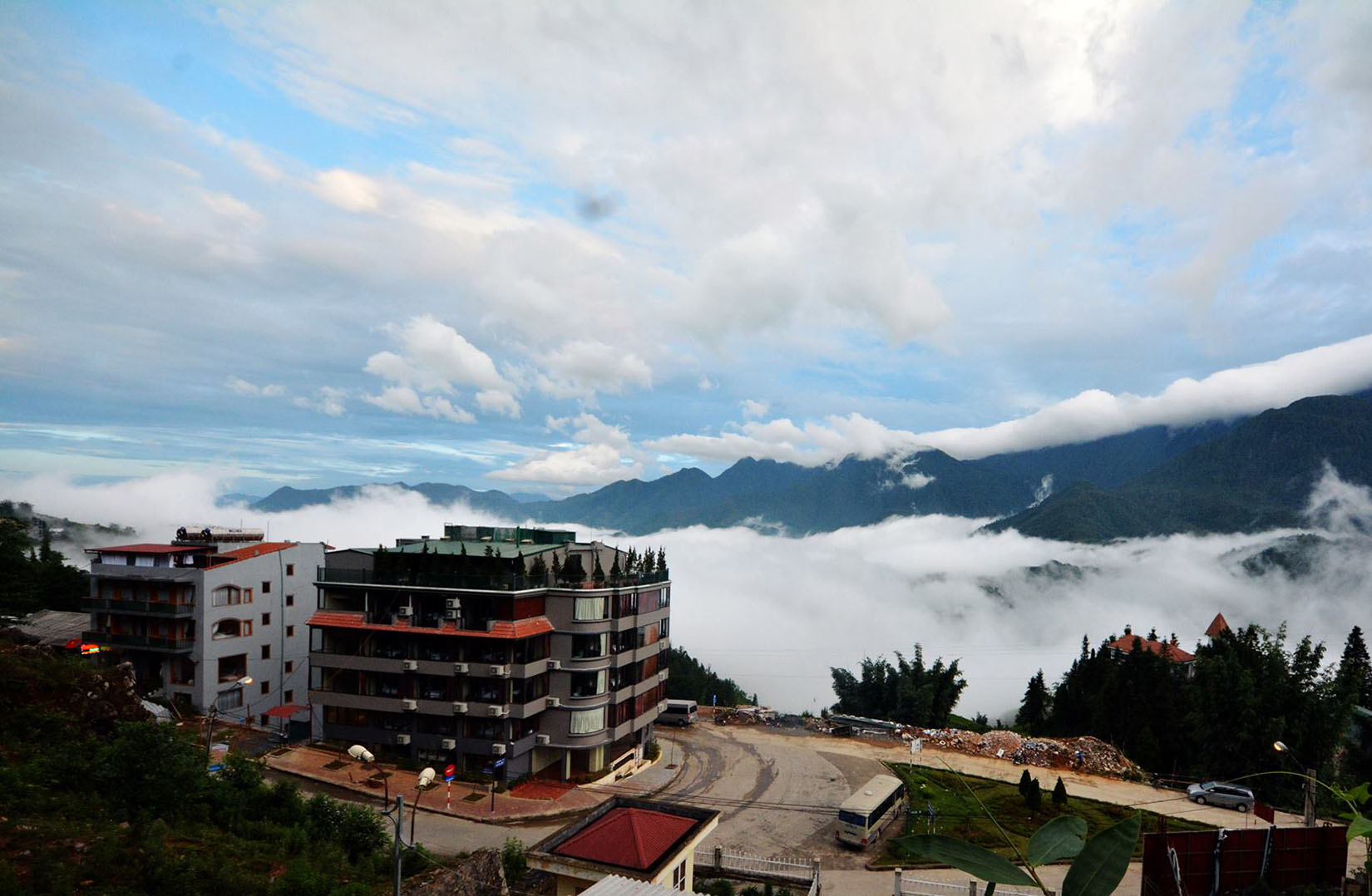 Toàn Cảnh Khách sạn Vista Sapa khi có mây