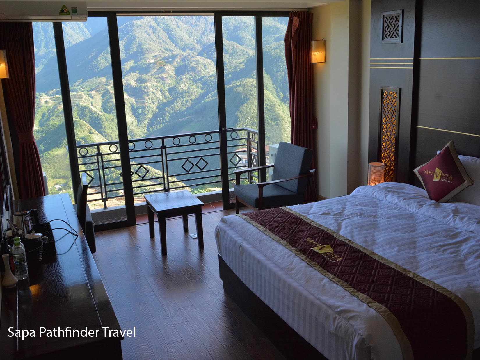 Trong Tour này, quí khách sẽ được nghỉ dưỡng tại khách sạn Vista Sapa, Khách sạn yên tĩnh, có tầm nhìn tuyệt đẹp đến dãy núi Fansipan và thung lũng Mường hoa