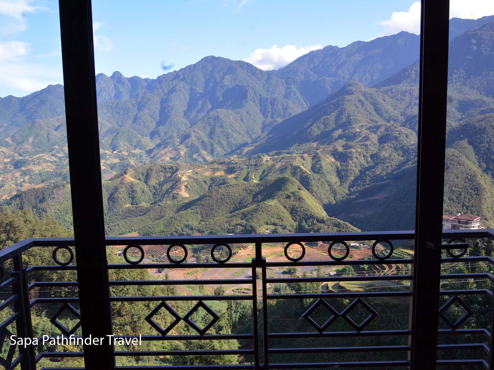 Trong Tour này, quí khách sẽ được nghỉ dưỡng tại khách sạn Vista Sapa, Khách sạn yên tĩnh, có tầm nhìn tuyệt đẹp đến dãy núi Fansipan và thung lũng Mường hoa